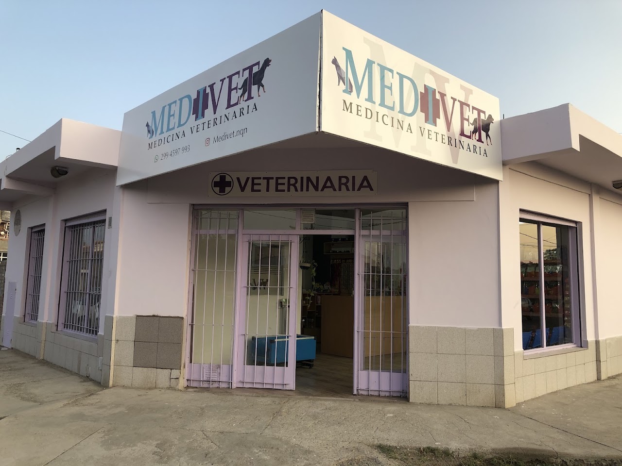 Fachada exterior moderna de la clínica veterinaria MediVet en Neuquén